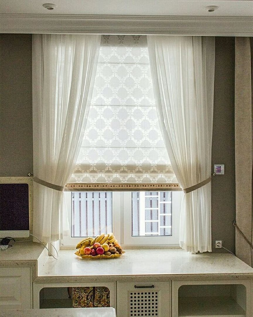 рулонные шторы на кухню в современном стиле с тюлью