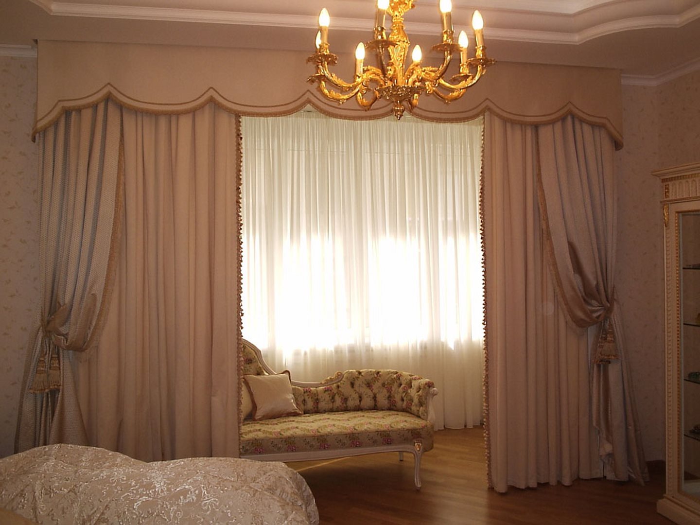 шторы в спальню в классическом стиле без ламбрекена одно окно
