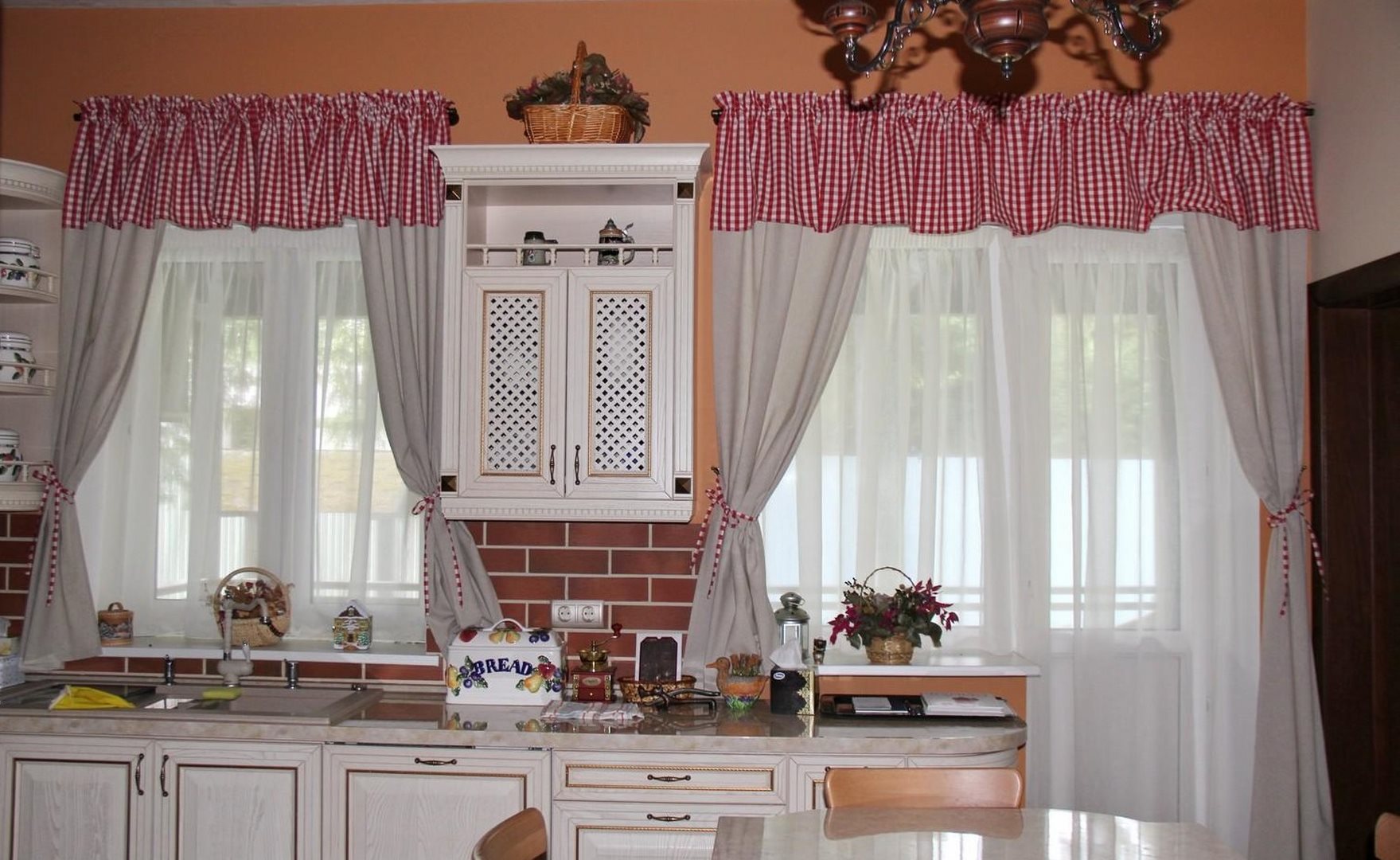 Окно кухня фото штор. ТОМДОМ шторы для кухни до подоконника. Шторы на кухню короткие. Занавески на кухню короткие. Пошив занавесок на кухню.