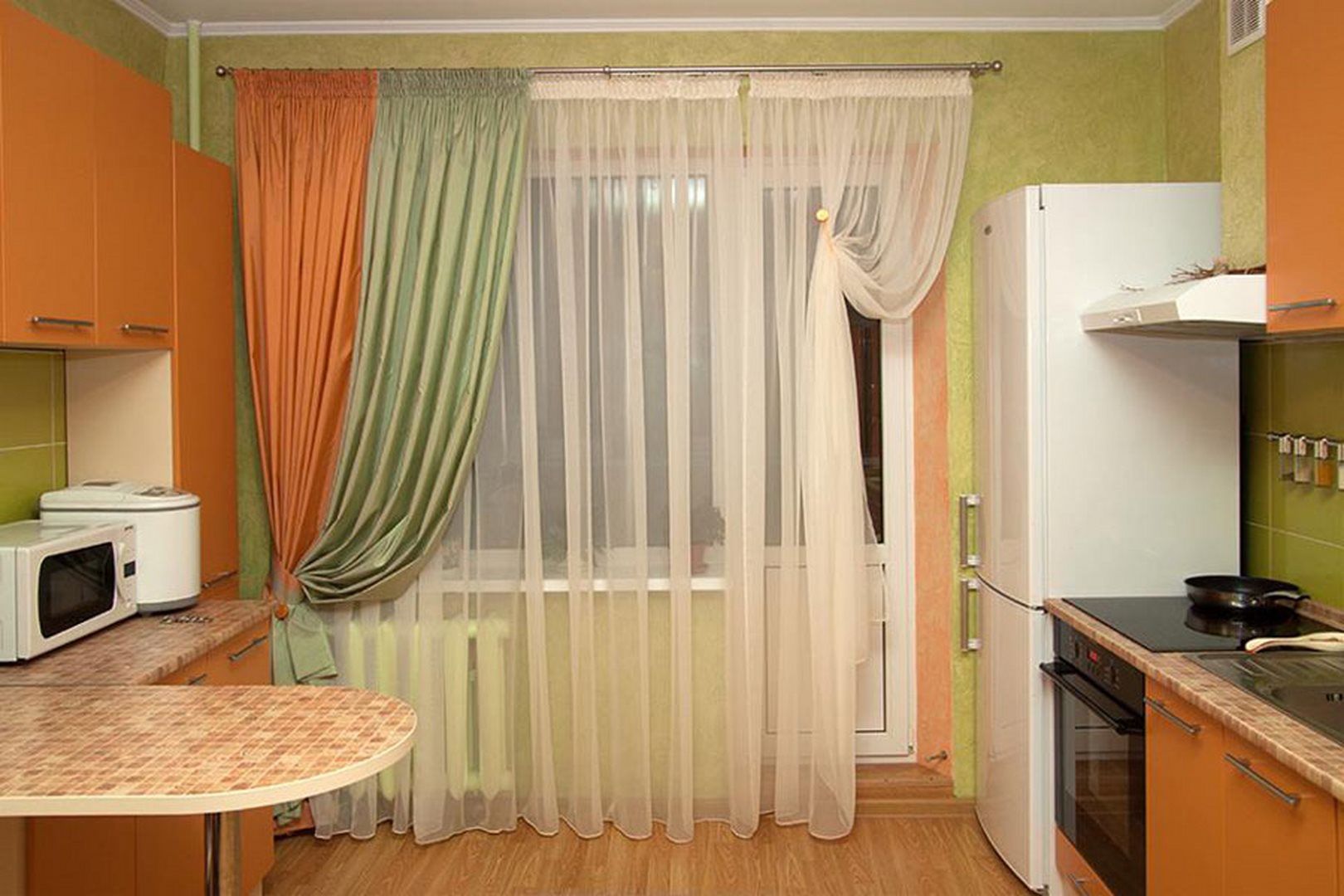 Фото штор на кухню с балконной дверью